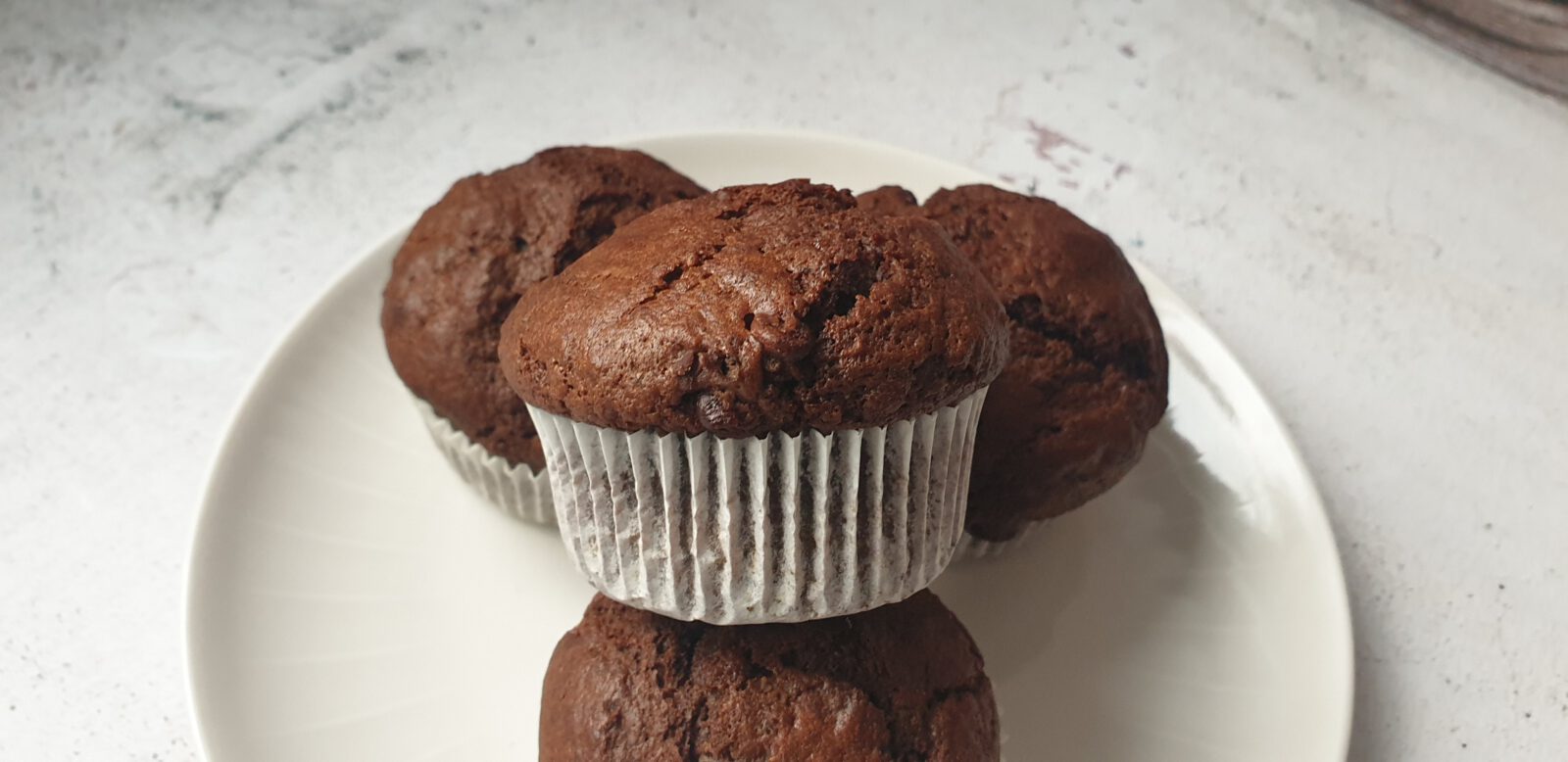 Receta de Muffins de chocolate y yogurt – Receta fácil y rápida – Por amor  al horno